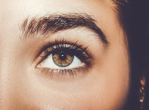 En vacker insiktsfull blick kvinnans öga. Närbild skott. — Stockfoto