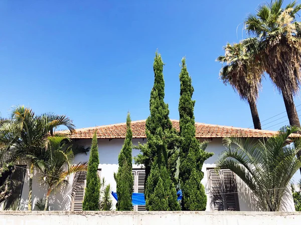 Casa moderna privada en las calles en Rishon Le Zion, Israel — Foto de Stock