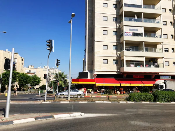 RISHON LE ZION, ISRAEL - 27 de junio de 2018: Edificio residencial en Rishon Le Zion, Israel — Foto de Stock