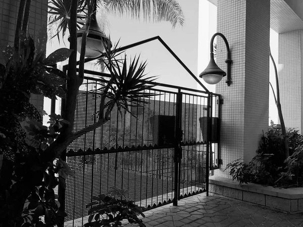 Edifici residenziali e porte d'ingresso in metallo a Rishon Le Zion — Foto Stock