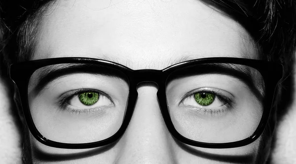 Hermoso joven con gafas. Primer plano de disparo — Foto de Stock