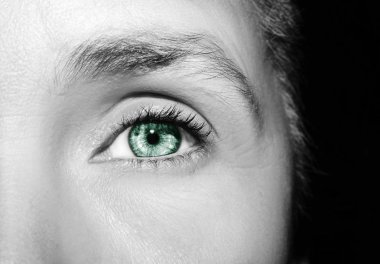 Güzel bir anlayışlı kadın bakışı. Yakın çekim..