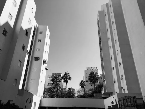 Residentiële gebouwen en omringd met groene planten in Rishon Le Zion — Stockfoto