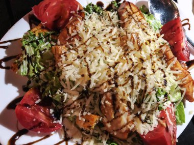 Sezar salatası tavuk domates ve rendelenmiş parmesan