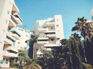 Konut ve Rishon Le Zion yeşil bitkiler ile çevrili