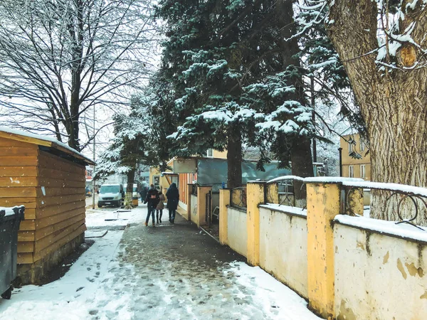 Vintern middagstid. Människor går i snön. Snöiga street. Mountain ski resort Bakuriani — Stockfoto