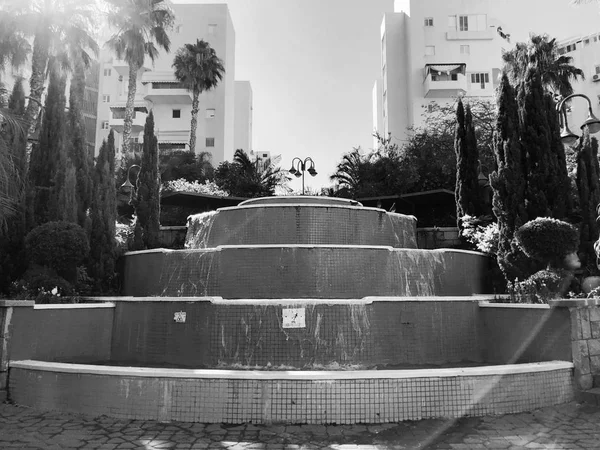 Residential buildings and fountain surrounded with green plants in  Rishon Le Zion — Stock Photo, Image