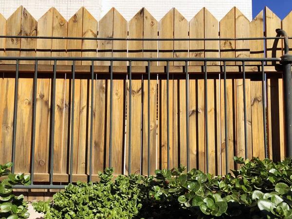 鉄とリション ル シオンに木製のフェンス。クローズ アップ ショット — ストック写真