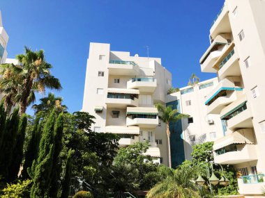Konut ve Rishon Le Zion yeşil bitkiler ile çevrili
