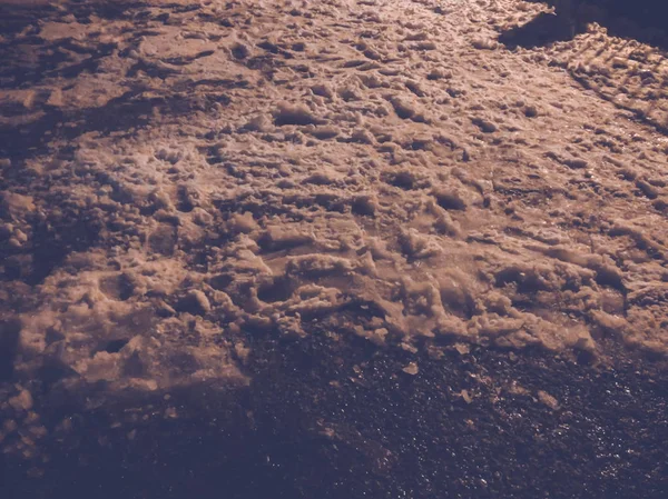 道路上の雪します。車、雪の中で靴からタイヤの跡。バクリアニで冬の初め — ストック写真