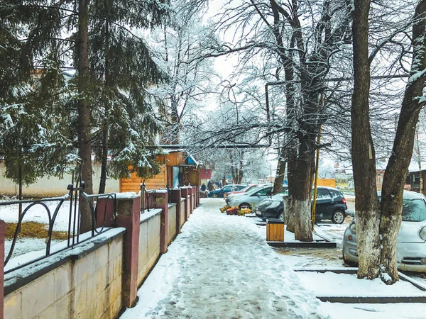 Vintern middagstid. Människor går i snön. Snöiga street. Mountain ski resort Bakuriani — Stockfoto