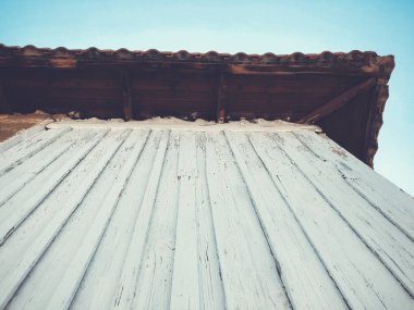 Beyaz doğal ahşap duvar doku ve evin çatısı