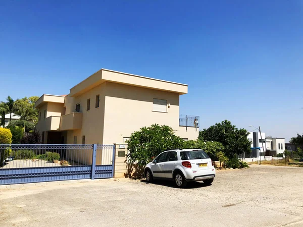 RISHON LE ZION, ISRAEL - 27 de junio de 2018 Casa privada moderna y árboles en las calles de Rishon Le Zion, Israel — Foto de Stock