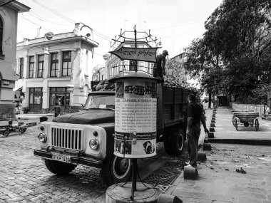 Tiflis, Gürcistan - 10 Temmuz 2018: Bazı olay sermaye duyurmaktan eski Tiflis Shardeni Caddesi'ndeki büyük sütun