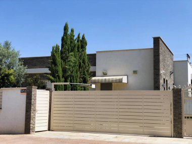 Özel modern ev ve ağaçlar sokaklarda Rishon Le Zion, İsrail