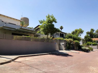 Özel modern ev ve ağaçlar sokaklarda Rishon Le Zion, İsrail.