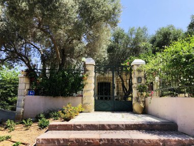 Özel modern ev ve ağaçlar sokaklarda Rishon Le Zion, İsrail