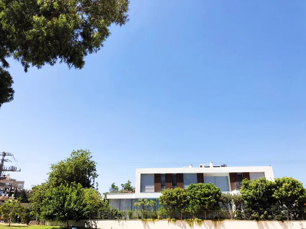 Özel modern ev ve ağaçlar sokaklarda Rishon Le Zion, İsrail