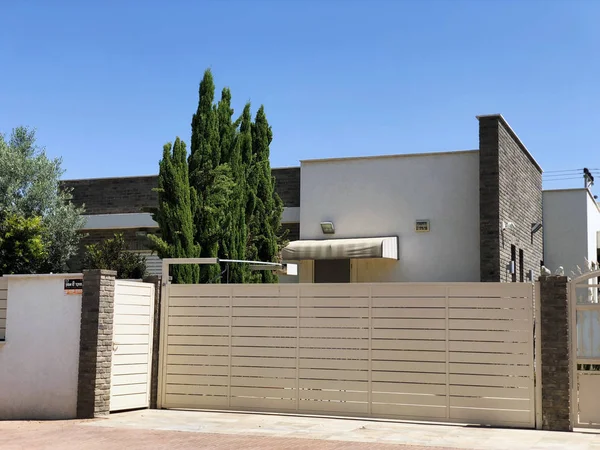 Casa privada moderna y árboles en las calles en Rishon Le Zion, Israel — Foto de Stock