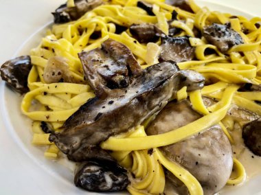 Mantar ve krema soslu tagliatelle yakın çekim.