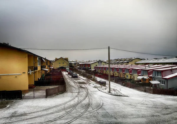 Lviv, Ukrajna - 2018. November 20.: Kilátás a házak Lviv. Őszi nap, a hó — Stock Fotó