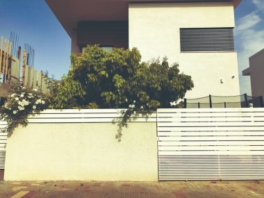 Özel modern evler Rishon Lezion, İsrail sokakta. Atış kapatın