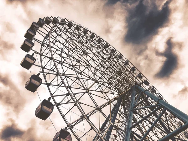 A breathtaking view of the ferris wheel against the sky from the bottom of the top of Mtatsminda Park on the funicular in Tbilisi — Stock Photo, Image