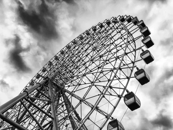 A breathtaking view of the ferris wheel against the sky from the bottom of the top of Mtatsminda Park on the funicular in Tbilisi — Stock Photo, Image