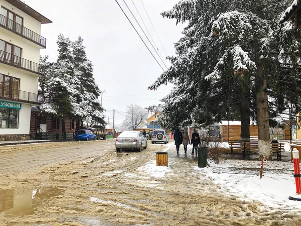 Bakuriani, Gürcistan - 17 Kasım 2018: Kış öğlen. İnsanlar karda yürümek. Karlı sokak. Dağ kayak merkezi Bakuriani — Stok fotoğraf