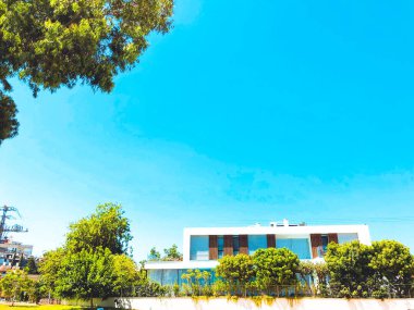 Özel modern ev ve ağaçlar sokaklarda Rishon Le Zion, İsrail