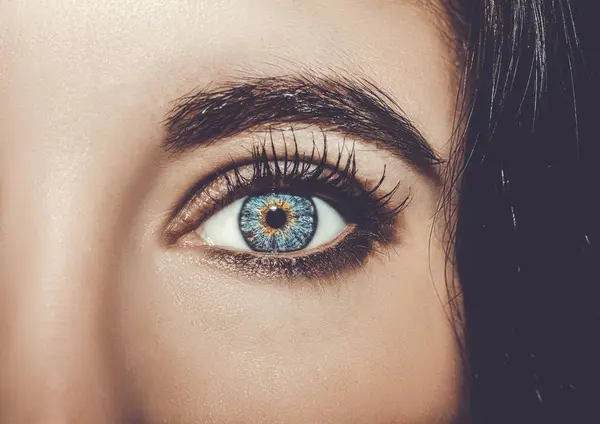 Ein schöner, aufschlussreicher Blick in die Augen der Frau. Nahaufnahme — Stockfoto
