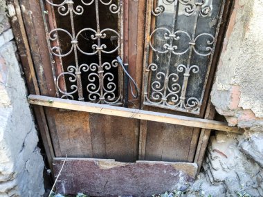 Yaz günlerinde eski Tiflis mimarisi, kapıları ve dış dekorasyonu.