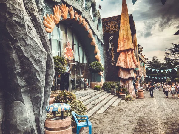 TBILISI, GEORGIA - 22 de julio de 2018: Parque Mtatsminda en funicular en Tiflis. Restaurante de cocina nacional georgiana — Foto de Stock