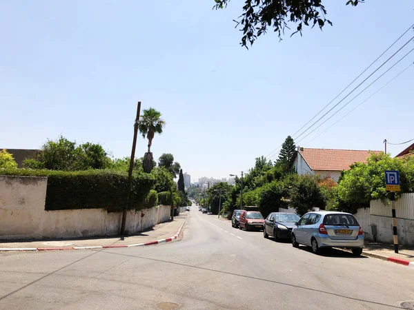 Rishon Le Zion, İsrail - 27 Haziran 2018 özel modern ev ve ağaçlar sokaklarda Rishon Le Zion, İsrail