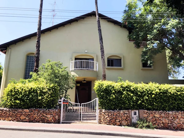 Rishon Le Zion, İsrail - 27 Haziran 2018 özel modern ev ve ağaçlar sokaklarda Rishon Le Zion, İsrail