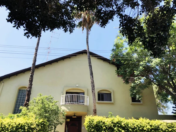 Rishon Le Zion, İsrail - 27 Haziran 2018 özel modern ev ve ağaçlar sokaklarda Rishon Le Zion, İsrail