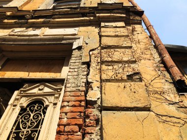 Yaz günlerinde eski Tiflis mimarisi, kapıları ve dış dekorasyonu.