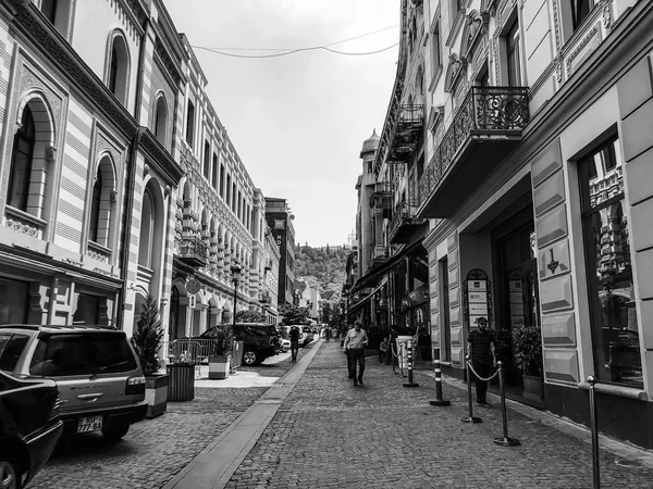 TBILISI, GEORGIA - 10 de julho de 2018: Tabidze St., na parte antiga da cidade. Tbilisi, Geórgia — Fotografia de Stock