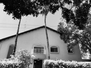 Rishon Le Zion, İsrail - 27 Haziran 2018 özel modern ev ve ağaçlar sokaklarda Rishon Le Zion, İsrail