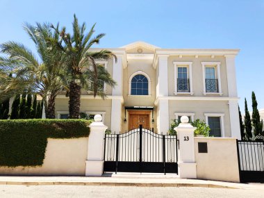 Rishon Le Zion, İsrail - 27 Haziran 2018: özel ev ve palm treesin Rishon Le Zion, İsrail.