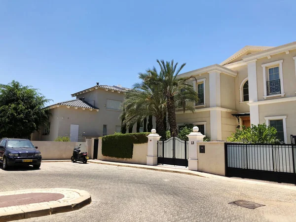 RISHON LE ZION, ISRAEL - 27 de junio de 2018: Casa privada y palmeras en Rishon Le Zion, Israel . — Foto de Stock