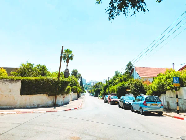 Rishon Le Zion, Izrael - június 27, 2018 privát modern ház és a fák az utcán a Rishon Le Zion, Izrael — Stock Fotó