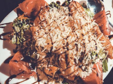 Sezar salatası tavuk domates ve rendelenmiş parmesan