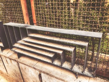 Eski ilçe sokak şehirde üzerinde metal bir dekor ile taş çit