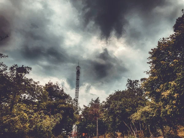 Schöner Himmel und Wolken. mtatsminda Park auf Standseilbahn in Tiflis — Stockfoto