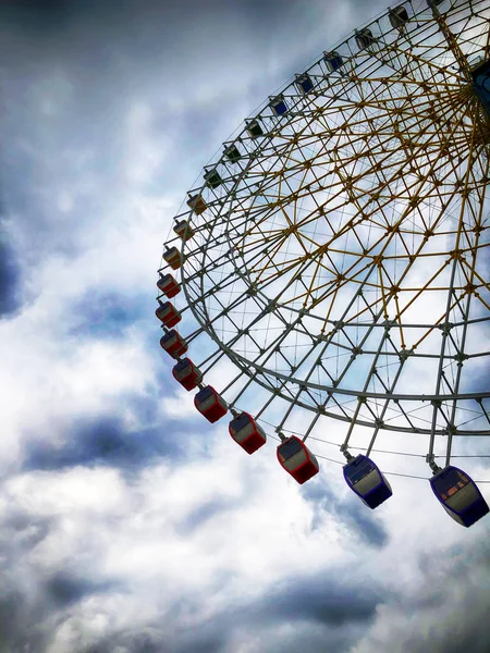 Захватывающий дух вид колеса обозрения на небо со дна парка Мтацминда на фуникулере в Тбилиси — стоковое фото