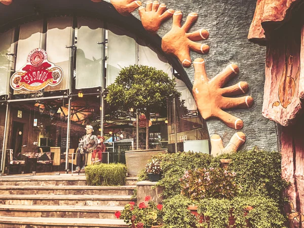 TBILISI, GEORGIA - 22 de julio de 2018: Parque Mtatsminda en funicular en Tiflis. Restaurante de cocina nacional georgiana — Foto de Stock