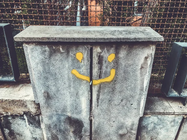 Sonrisa pintada en la valla de piedra. Calles de Tbilisi —  Fotos de Stock