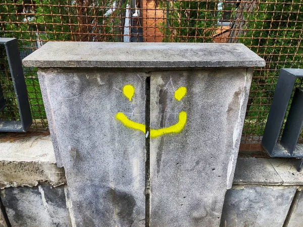 Gemaltes Lächeln auf dem Steinzaun. Straßen von Tiflis — Stockfoto