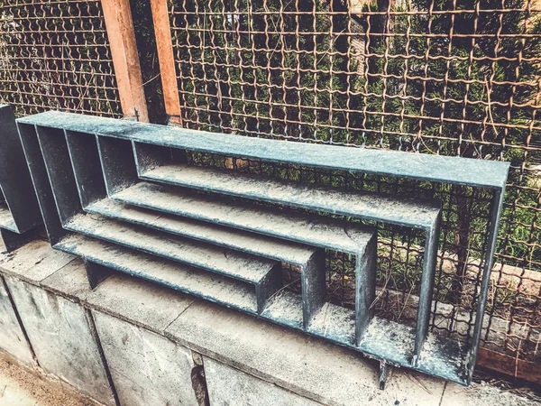 Cerca de pedra com uma decoração de metal em uma rua da cidade no antigo distrito — Fotografia de Stock